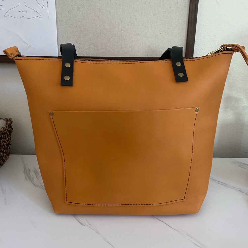 New Medium Zipper Leather Tote in Saddle